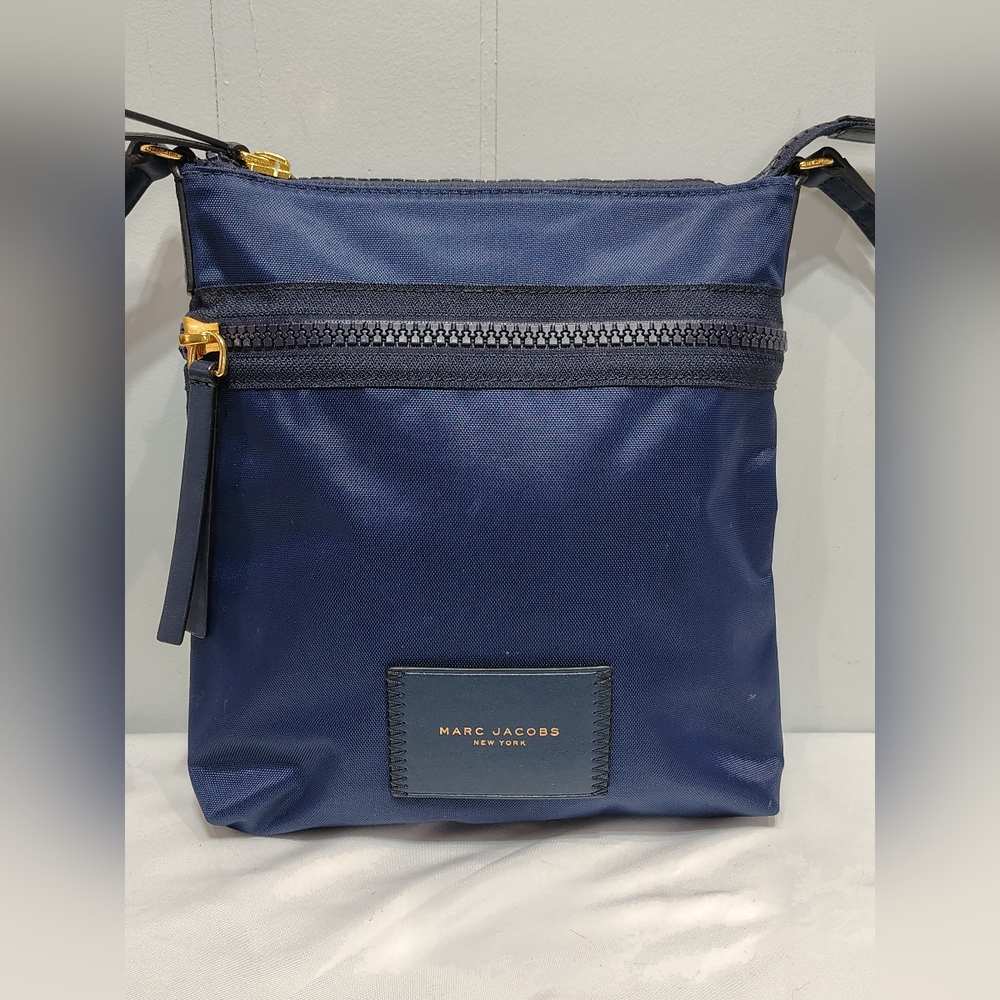 Marc Jacobs Navy Nylon Crossbody Bag Minimalist Lightweight Travel - Picture 1 of 15